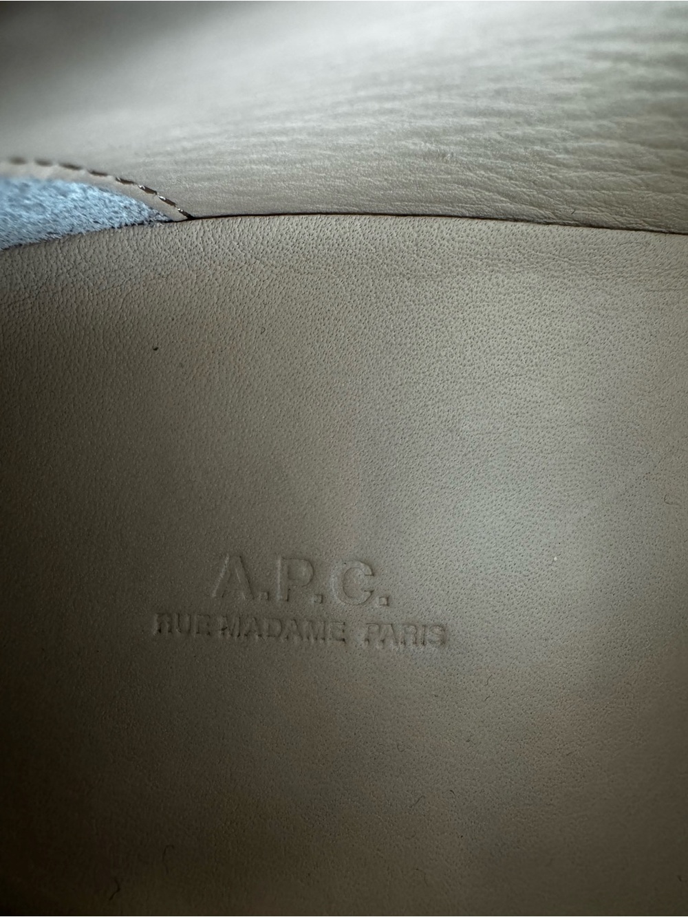 A.P.C.
GAELLE SHOES
Dark chestnut brown desert ankle shoes in suede split. - Picture 5 of 11